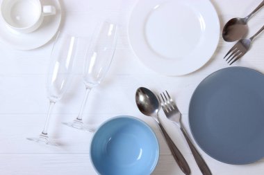 Renkli arkaplan görünümlü mutfak gereçleri ve tabak takımları.