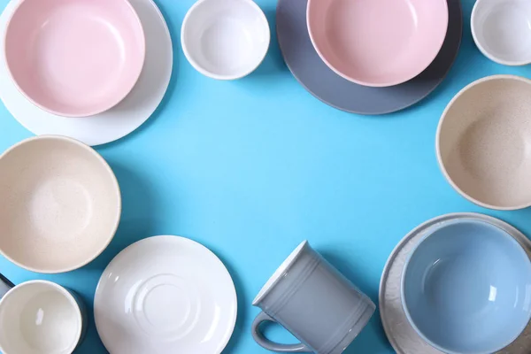 彩色背景图上的一套碗碟及厨房用具 — 图库照片