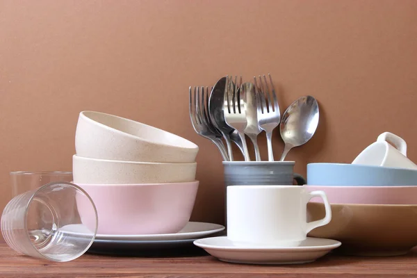 彩色背景的一套碗碟和厨房用具 — 图库照片
