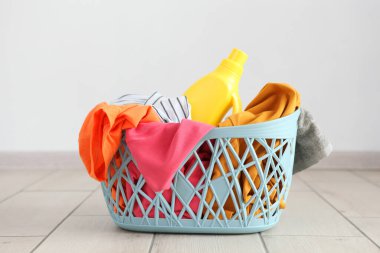 Odanın içindeki sepetin içinde çarşaf.