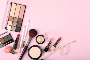Profesyonel makyaj aletleri. Makyaj ürünleri arka planda. Makyaj için çeşitli malzemeler..