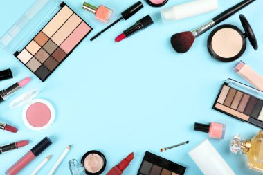 Profesyonel makyaj aletleri. Makyaj ürünleri arka planda. Makyaj için çeşitli malzemeler..