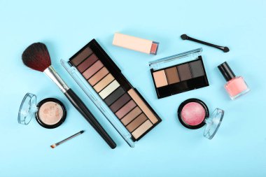 Profesyonel makyaj aletleri. Makyaj ürünleri arka planda. Makyaj için çeşitli malzemeler..
