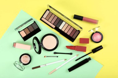 Profesyonel makyaj aletleri. Makyaj ürünleri arka planda. Makyaj için çeşitli malzemeler..