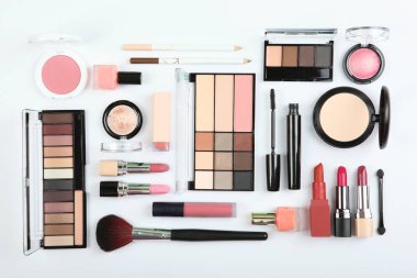 Profesyonel makyaj aletleri. Makyaj ürünleri arka planda. Makyaj için çeşitli malzemeler..
