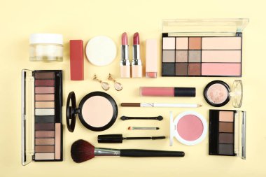 Profesyonel makyaj aletleri. Makyaj ürünleri arka planda. Makyaj için çeşitli malzemeler..