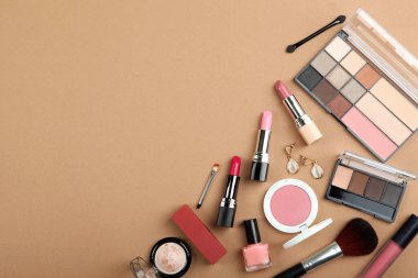 Profesyonel makyaj aletleri. Makyaj ürünleri arka planda. Makyaj için çeşitli malzemeler..
