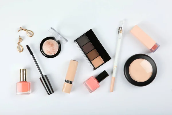 专业化妆工具 化妆产品的普通背景顶视图 一套不同的化妆用品 — 图库照片