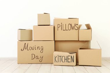 Karton kutular ve ev in boş odada. Taşınma günü