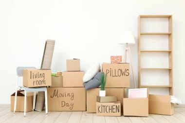 Karton kutular ve ev in boş odada. Taşınma günü