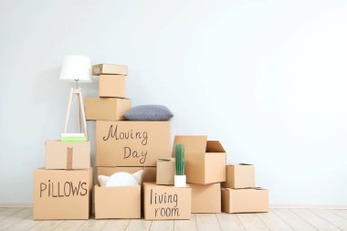 Karton kutular ve ev in boş odada. Taşınma günü