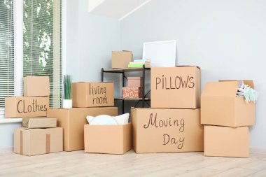 Karton kutular ve ev in boş odada. Taşınma günü