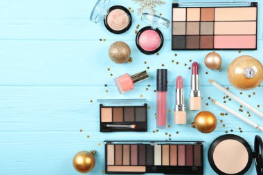 Renkli arka plan görünümlü güzel bir kompozisyon ve makyaj malzemesi..