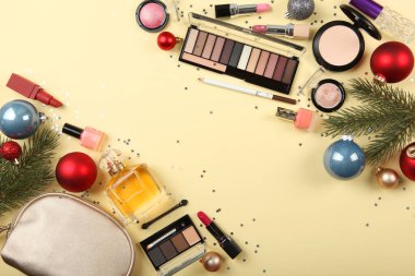 Renkli arka plan görünümlü güzel bir kompozisyon ve makyaj malzemesi..