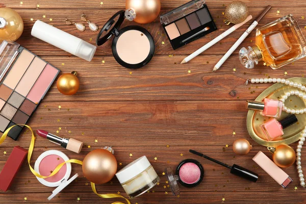 Belle Composition Avec Décor Noël Cosmétiques Maquillage Sur Fond Coloré — Photo