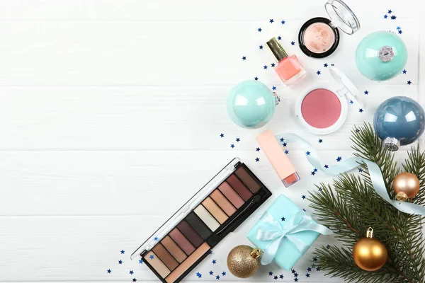 Belle Composition Avec Décor Noël Des Cosmétiques Maquillage Sur Fond — Photo