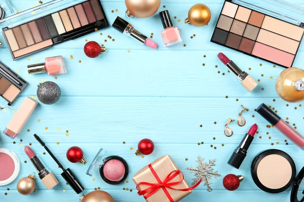 Schöne Komposition Mit Weihnachtsdekor Und Make Kosmetik Auf Einem Farbigen — Stockfoto