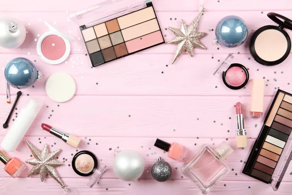 Belle Composition Avec Décor Noël Cosmétiques Maquillage Sur Fond Coloré — Photo