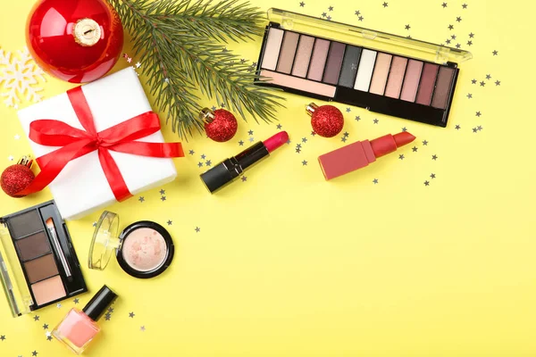 Piękna Kompozycja Bożonarodzeniowym Wystrojem Kosmetykami Makijażu Kolorowym Tle Widok Góry — Zdjęcie stockowe