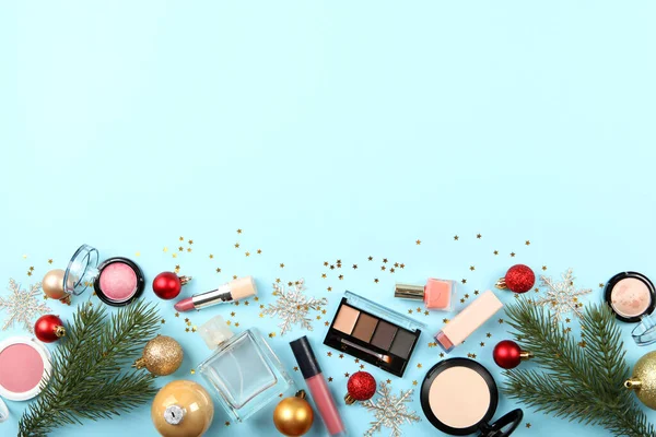 Belle Composition Avec Décor Noël Cosmétiques Maquillage Sur Fond Coloré — Photo