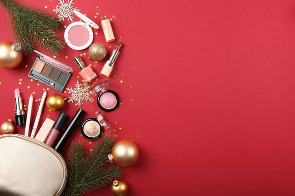 Belle Composition Avec Décor Noël Cosmétiques Maquillage Sur Fond Coloré — Photo