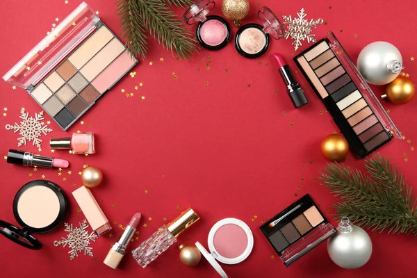 Piękna Kompozycja Bożonarodzeniowym Wystrojem Kosmetykami Makijażu Kolorowym Tle Widok Góry — Zdjęcie stockowe