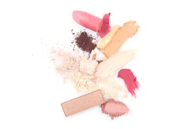 Beyaz arka planda farklı dekoratif kozmetik kokuları izole edilmiş.