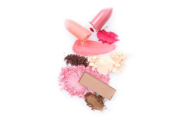 Beyaz arka planda farklı dekoratif kozmetik kokuları izole edilmiş.