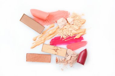 Beyaz arka planda farklı dekoratif kozmetik kokuları izole edilmiş.