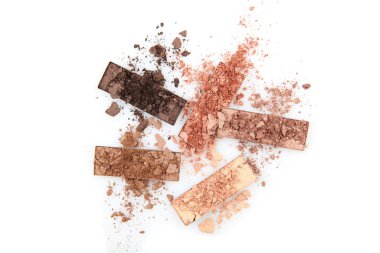 Beyaz arka planda göz farı. Gözlerinden kokular geliyor. Güzel göz farı. Minimalizm. Göz gölgelerinin moda renkleri.