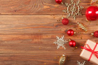 Noel ya da Yeni Yıl aksesuarları. Tatiller, hediyeler, geçmiş, mesajlaşma yeri. Düz çizgi