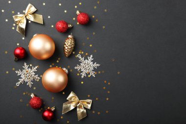 Noel ya da Yeni Yıl aksesuarları. Tatiller, hediyeler, geçmiş, mesajlaşma yeri. Düz çizgi
