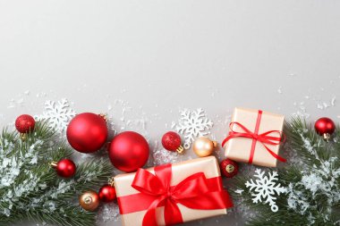 Noel ya da Yeni Yıl aksesuarları. Tatiller, hediyeler, geçmiş, mesajlaşma yeri. Düz çizgi