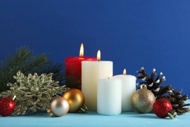 Noel arkaplanı şenliği. Renkli arkaplan görünümlü bir Noel dekoru, metin eklenecek yer
