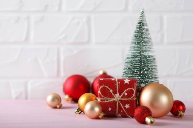 Noel arkaplanı şenliği. Renkli arkaplan görünümlü bir Noel dekoru, metin eklenecek yer