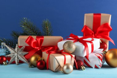 Noel arkaplanı şenliği. Renkli arkaplan görünümlü bir Noel dekoru, metin eklenecek yer