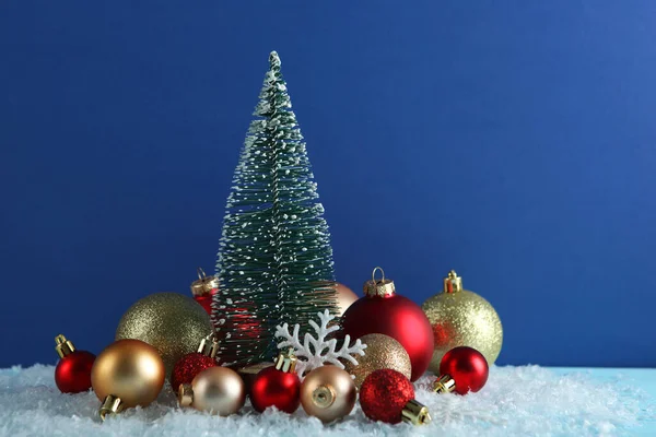 Feestelijke Kerstachtergrond Kerst Decor Een Gekleurde Achtergrond Zijaanzicht Plaats Tekst Stockfoto