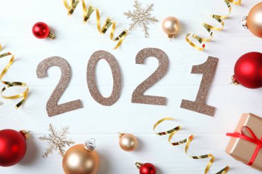 2021 numaralı kompozisyon ve renkli arkaplan görünümlü Noel dekoru
