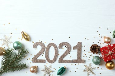 2021 numaralı kompozisyon ve renkli arkaplan görünümlü Noel dekoru