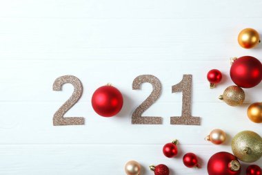 2021 numaralı kompozisyon ve renkli arkaplan görünümlü Noel dekoru
