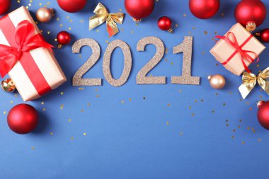 2021 numaralı kompozisyon ve renkli arkaplan görünümlü Noel dekoru