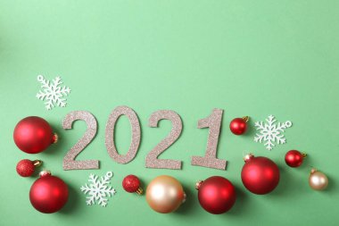 2021 numaralı kompozisyon ve renkli arkaplan görünümlü Noel dekoru