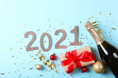 2021 numaralı kompozisyon ve renkli arkaplan görünümlü Noel dekoru