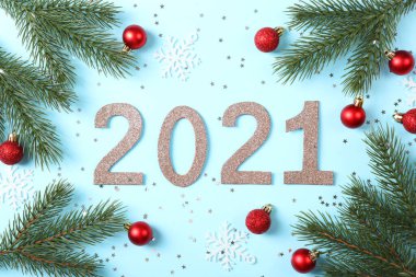 2021 numaralı kompozisyon ve renkli arkaplan görünümlü Noel dekoru