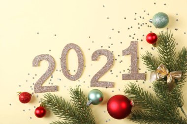 2021 numaralı kompozisyon ve renkli arkaplan görünümlü Noel dekoru