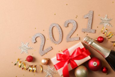 2021 numaralı kompozisyon ve renkli arkaplan görünümlü Noel dekoru