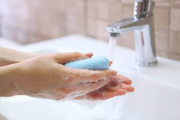 Ragazza Lava Mani Con Sapone Igiene Pulizia Delle Mani — Foto Stock