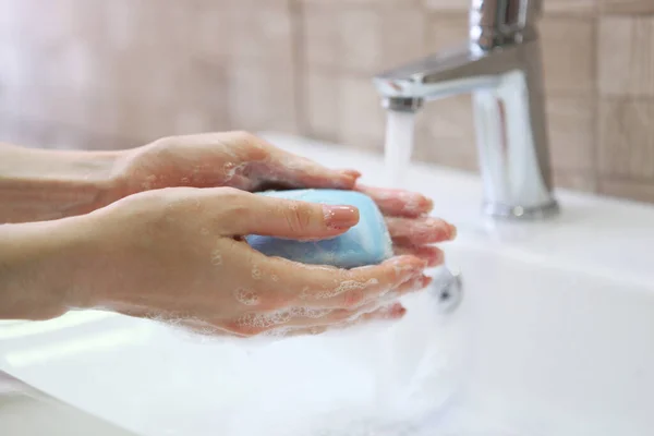 Ragazza Lava Mani Con Sapone Igiene Pulizia Delle Mani — Foto Stock