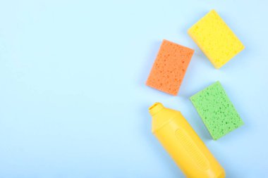 Renkli bir arka plan görünümünde bulaşık deterjanı. minimalizm, metin için alan