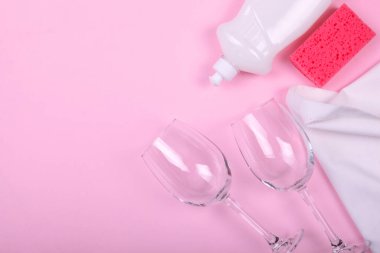 Renkli bir arka plan görünümünde bulaşık deterjanı. minimalizm, metin için alan